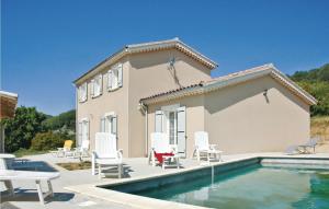 Nice Home In Saint Thome With Outdoor Swimming Pool في Saint-Thomé: فيلا بمسبح امام بيت