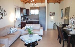 - un salon avec un canapé et une table dans l'établissement Amazing Home In Xyropigado With Outdoor Swimming Pool, à Kiverion