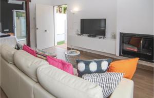 sala de estar con sofá blanco y almohadas coloridas en Gorgeous Home In Sayalonga With Wifi, en Sayalonga