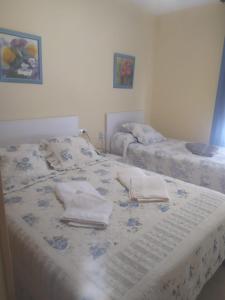 1 dormitorio con 2 camas y toallas. en Apartamento Las Terrazas I Magic World, en Oropesa del Mar