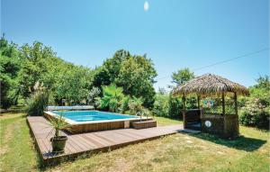 Πισίνα στο ή κοντά στο Awesome Home In Jonquières +46 φωτογραφίες