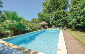 einen Pool in einem Garten mit Bäumen in der Unterkunft Pet Friendly Home In Jonquires With Outdoor Swimming Pool in Jonquières