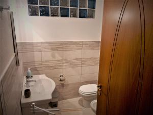 A bathroom at Casa GiovanMarco con vista mare