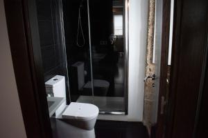 A bathroom at Pensión A Casa do Peregrino