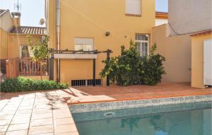 una piscina frente a una casa en Cozy Home In Olivares With Outdoor Swimming Pool en Olivares
