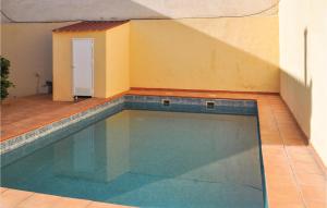 una piscina en el lateral de un edificio en 3 Bedroom Nice Home In Olivares, en Olivares