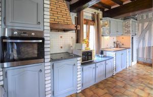 une cuisine avec des placards blancs et un mur en briques dans l'établissement 2 Bedroom Lovely Home In Marques, à Marques