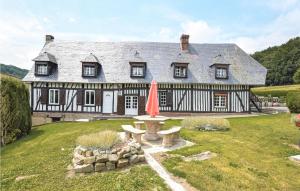 Une grande maison en noir et blanc avec une table de pique-nique dans la cour dans l'établissement 2 Bedroom Lovely Home In Marques, à Marques 12 autres photos