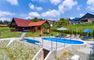 uma piscina num quintal com uma casa em Stunning Home In Radakovo With Outdoor Swimming Pool em Radakovo