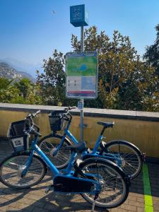 Dos bicicletas están estacionadas junto a una señal. en Rustico al Sole - Just renewed 1bedroom home in Ronco sopra Ascona en Ronco s/Ascona - Porto Ronco
