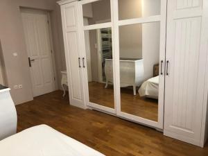 Posteľ alebo postele v izbe v ubytovaní bedroom with bathroom shower