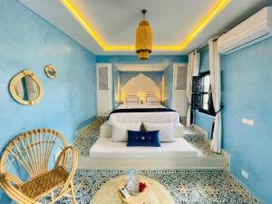 um quarto com uma cama num quarto azul em Maison Chafia Boutique Hôtel & Spa em Marraquexe