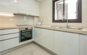 Kuchyňa alebo kuchynka v ubytovaní 2 Bedroom Cozy Apartment In Casares