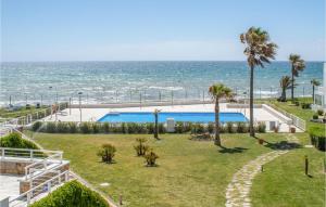 un parc avec une piscine et l'océan dans l'établissement Cozy Apartment In Casares With House Sea View, à Casares