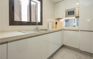 Kuchyňa alebo kuchynka v ubytovaní 2 Bedroom Cozy Apartment In Casares
