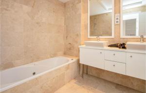 Kúpeľňa v ubytovaní 2 Bedroom Cozy Apartment In Casares