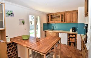 une cuisine avec des placards en bois et une table en bois dans l'établissement Cozy Home In St,paul-trois-chteaux With Kitchen, à Saint-Paul-Trois-Châteaux