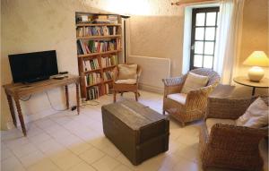 sala de estar con TV, sillas y mesa en Gorgeous Home In Le Pot-laval With House A Mountain View, en Le Poët-Laval