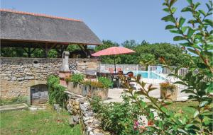 une terrasse avec une table, un parasol et une piscine dans l'établissement Lovely Home In Padirac With Wifi, à Padirac