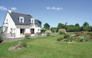 a white house with a yard with a grass yard at Awesome Apartment In Roz-landrieux With Kitchen in Roz-Landrieux