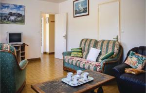 Кът за сядане в Nice Home In Ploumilliau With 4 Bedrooms