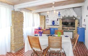 ランソン・プロバンスにあるStunning Home In Lanon De Provence With Kitchenのギャラリーの写真