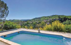 una piscina con vistas a la montaña en Cozy Home In Cereste With Wifi, en Céreste