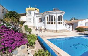 ロハレスにあるNice Home In Rojales With 4 Bedrooms, Internet And Outdoor Swimming Poolの大きな家(目の前にスイミングプールあり)
