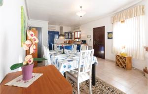 ロハレスにあるNice Home In Rojales With 4 Bedrooms, Internet And Outdoor Swimming Poolのキッチン、ダイニングルーム(テーブル、椅子付)
