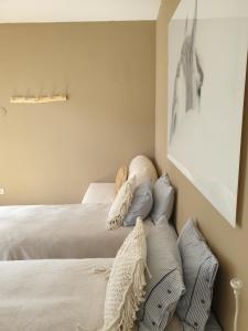 Postel nebo postele na pokoji v ubytování Escale Chambre d'hôtes Au coeur du vieux Profondeville entre Namur et Dinant
