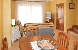 uma sala de estar com uma mesa e uma sala de jantar em Nice Apartment In Los Alczares With Kitchen em Los Alcázares