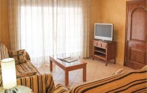 ein Wohnzimmer mit Sofa und Fernseher in der Unterkunft Cozy Apartment In Los Alcázares in Los Alcázares