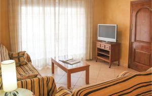 a living room with a couch and a tv at Awesome Apartment In Los Alczares With 5 Bedrooms And Wifi in Los Alcázares