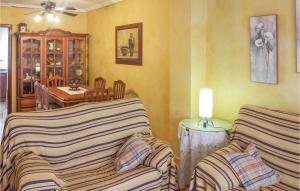 ein Wohnzimmer mit zwei Betten und einem Tisch in der Unterkunft Cozy Apartment In Los Alcázares in Los Alcázares