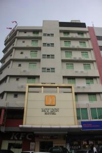 een groot gebouw met een May ham hotelbord erop bij My Inn Hotel in Tawau