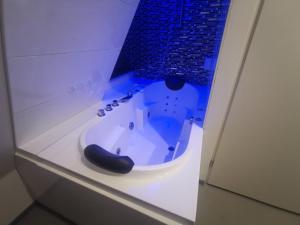 a model of a sink in a display case at Wellness Suite Utrecht in Utrecht