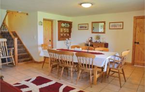 una sala da pranzo con tavolo e sedie bianchi di 4 Bedroom Awesome Home In Saint-pierre-sur-orth a Sillé-le-Guillaume