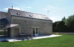 a stone building with a table and chairs and an umbrella at Amazing Home In Elliant in Elliant