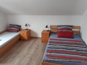 Postel nebo postele na pokoji v ubytování Haus am See