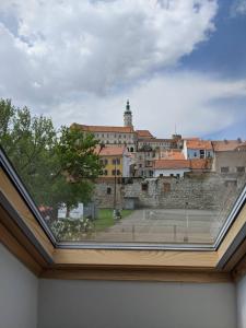 una finestra con vista su un campo da tennis. di RV apartmán Mikulov a Mikulov