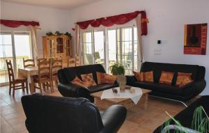 - un salon doté d'un mobilier en cuir noir et d'une table dans l'établissement Amazing Home In Monnegre With House A Panoramic View, à Monnegre de Arriba
