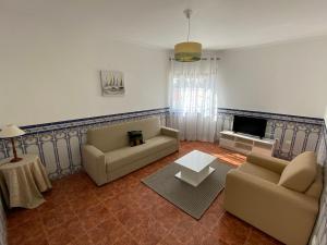 ein Wohnzimmer mit zwei Sofas und einem Kamin in der Unterkunft Ericeira Sand Beach RCT in Ericeira