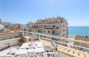 balcone con tavoli, sedie e vista sull'oceano di Amazing Apartment In Altea With Kitchen ad Altea