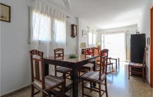 una sala da pranzo con tavolo e sedie di Amazing Apartment In Altea With Kitchen ad Altea