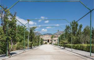 eine leere Auffahrt, die zu einem Herrenhaus mit Bäumen führt in der Unterkunft Awesome Home In Caravaca With Kitchen in Caravaca de la Cruz