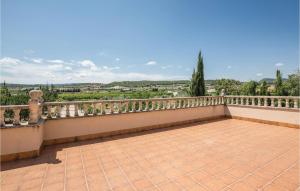 einen Balkon mit Blick auf die Landschaft in der Unterkunft Awesome Home In Caravaca With Kitchen in Caravaca de la Cruz