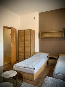 Hostel Sportowa في بلونسك: غرفة نوم بسريرين وخزانة