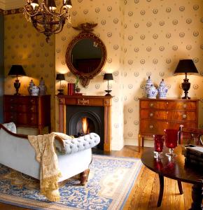 - un salon avec un canapé et une cheminée dans l'établissement Brugsche Suites - Luxury Guesthouse, à Bruges