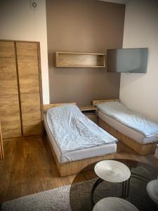 Łóżko lub łóżka w pokoju w obiekcie Hostel Sportowa