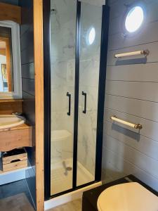 een badkamer met een glazen douche met toilet bij Roul'hôte du bout du monde in Landévennec +18 foto's